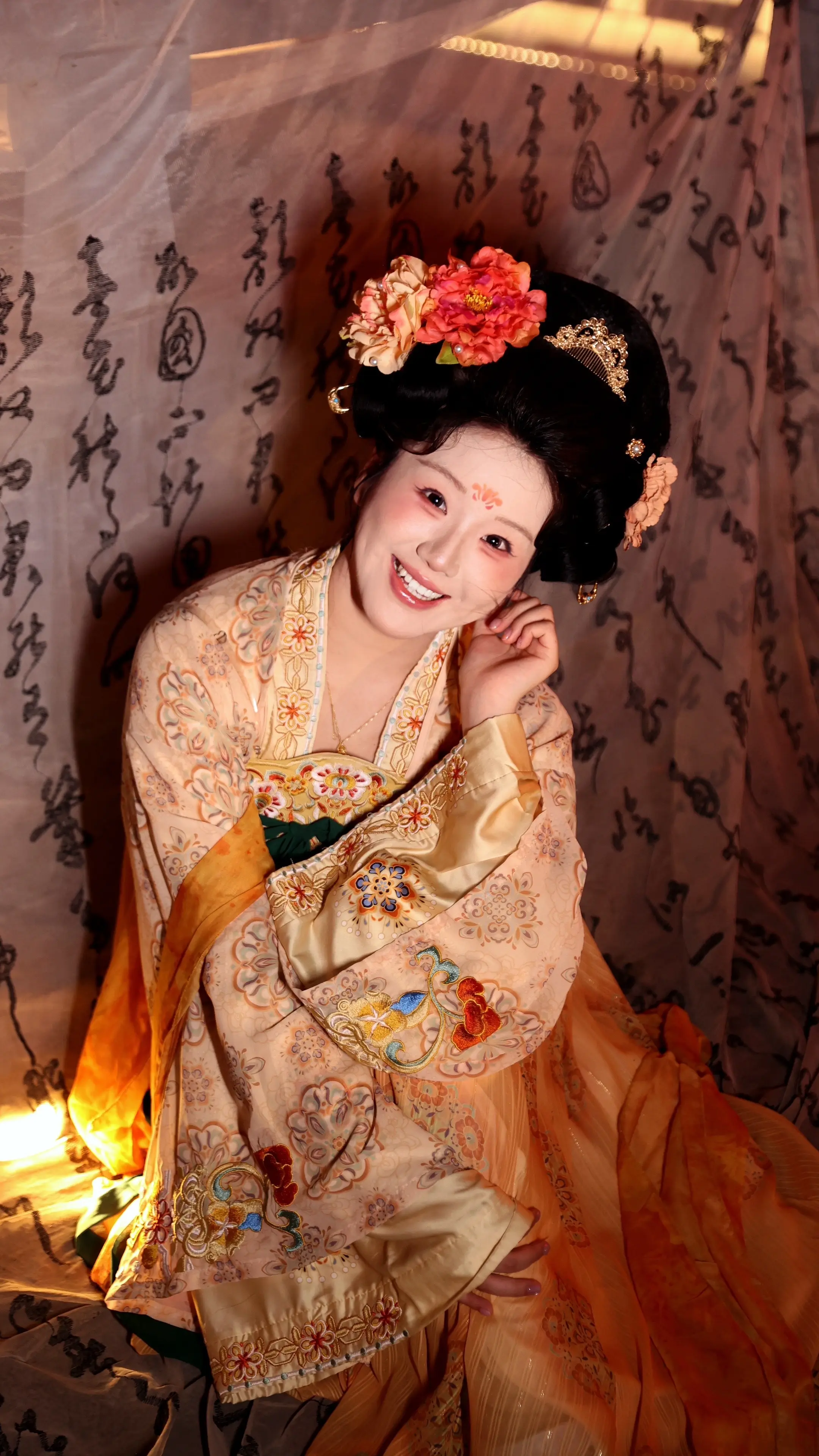 云想衣裳花想容 春风拂槛露华浓