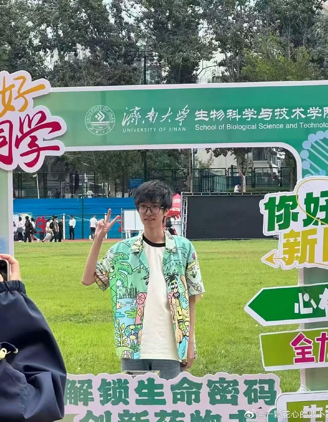 姚昱辰大学报到穿着5年前的衣服姚昱辰大学报到穿着练习生时期的衣服 幺儿大学生活愉