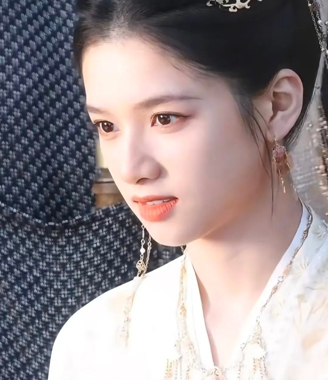 田曦薇是不是没有张婧仪林允王楚然这种漏额头的造型啊 