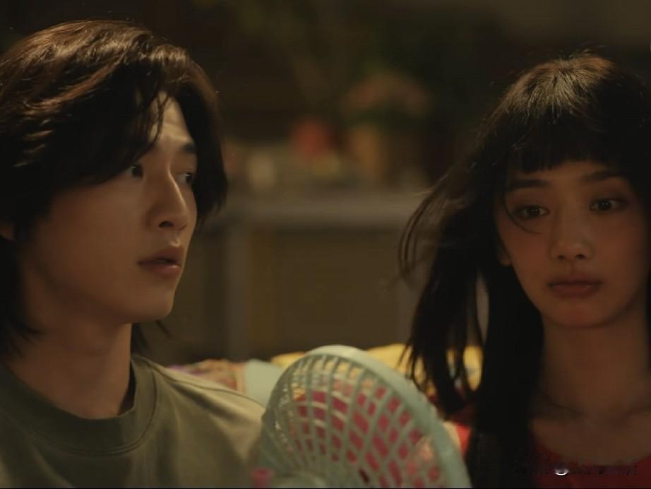女生主动追求男生会发生什么？

最近热播剧《小芳》里，小芳和小伟的感情线引发不少