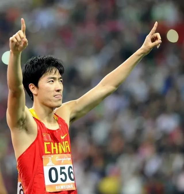 中国体坛10大巨星属相
1、姚明（属猴）
2、李宁（属兔）
3、李娜（属狗）
4