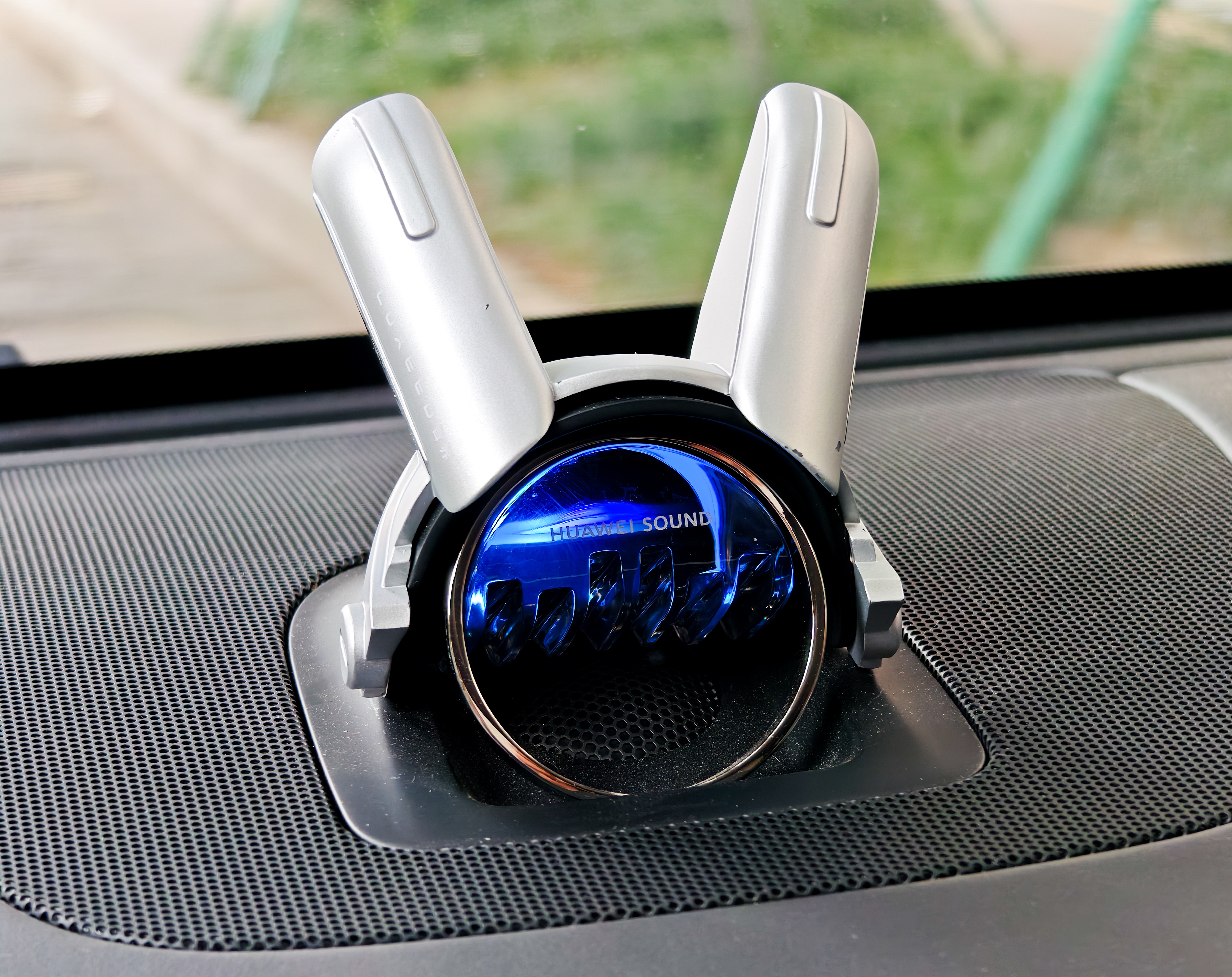 智界也是越来越潮啦，收到了限量的智界和ROBBi联名的礼盒，还有收藏证书，我这是