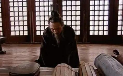 公元前91年，长安某处幽暗的屋室里，一个男人将最后几卷竹简捆紧，发了很久的呆。他