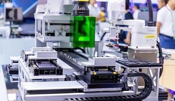 荷兰 光刻机巨头ASML曾表示， 在美国的技术封锁下，中企想获取EUV光刻机几乎