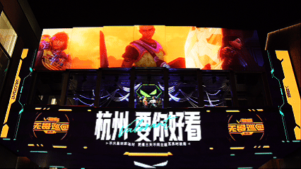 ROARINGWILD把爆能器搬到摊位现场，科技朋克风和国潮设计结合，排队的人绕