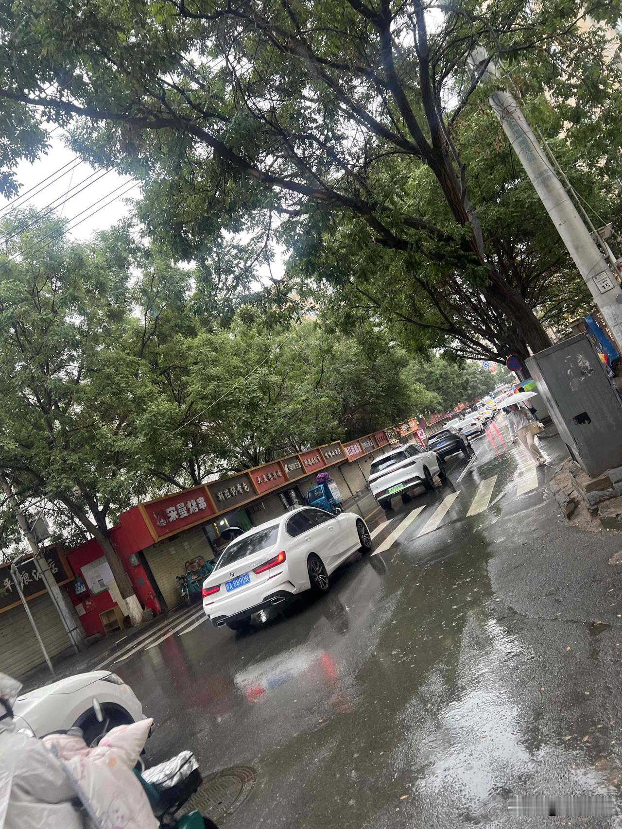 兰州昨天晚上今天早上又下雨了！已经下了一晚上的雨，天气预报似乎不准了，外面下雨查