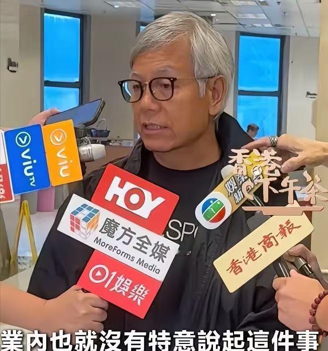 港圈有个不成文的规矩，
老一辈艺人走了，
后事几乎都交给同一个人。

可能很多年