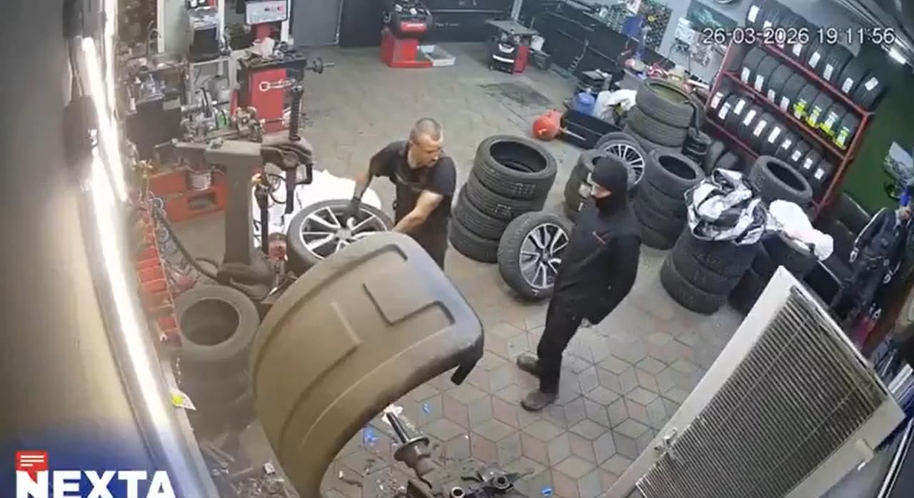 NEXTA发布的视频显示，在敖德萨，征兵人员带走了轮胎店里唯一的店员——甚至没给