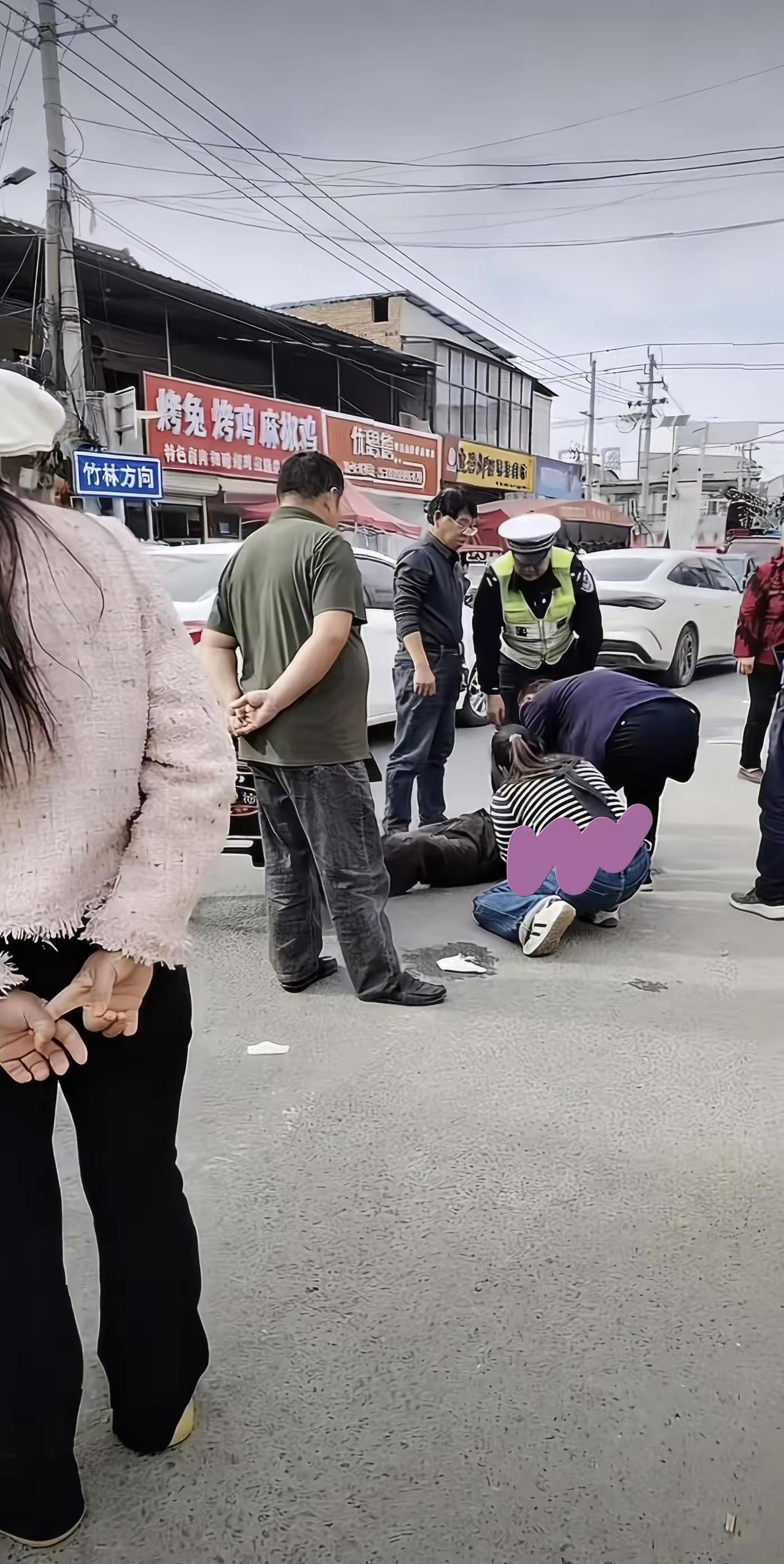 一老人晕倒，杞县执勤交警第一时间上前救助，爱心群众也纷纷伸出援手，为暖心交警和善