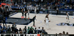 NBA赛场镜头：
  文班亚马是真的很喜欢投三分球啊！
  马刺和独行侠的比赛，