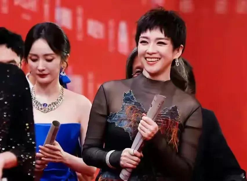 杨幂真能低头，为了获取以后的影视圈资源，她竟然能对章子怡这般的“卑躬屈膝”。此次
