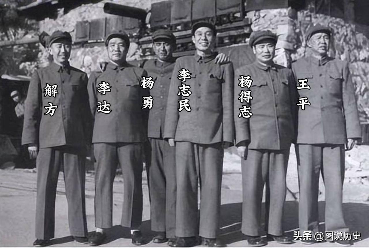 这张合影你见过么？

这张合影拍摄于1953年的朝鲜桧仓郡，在志愿军司令部门前六