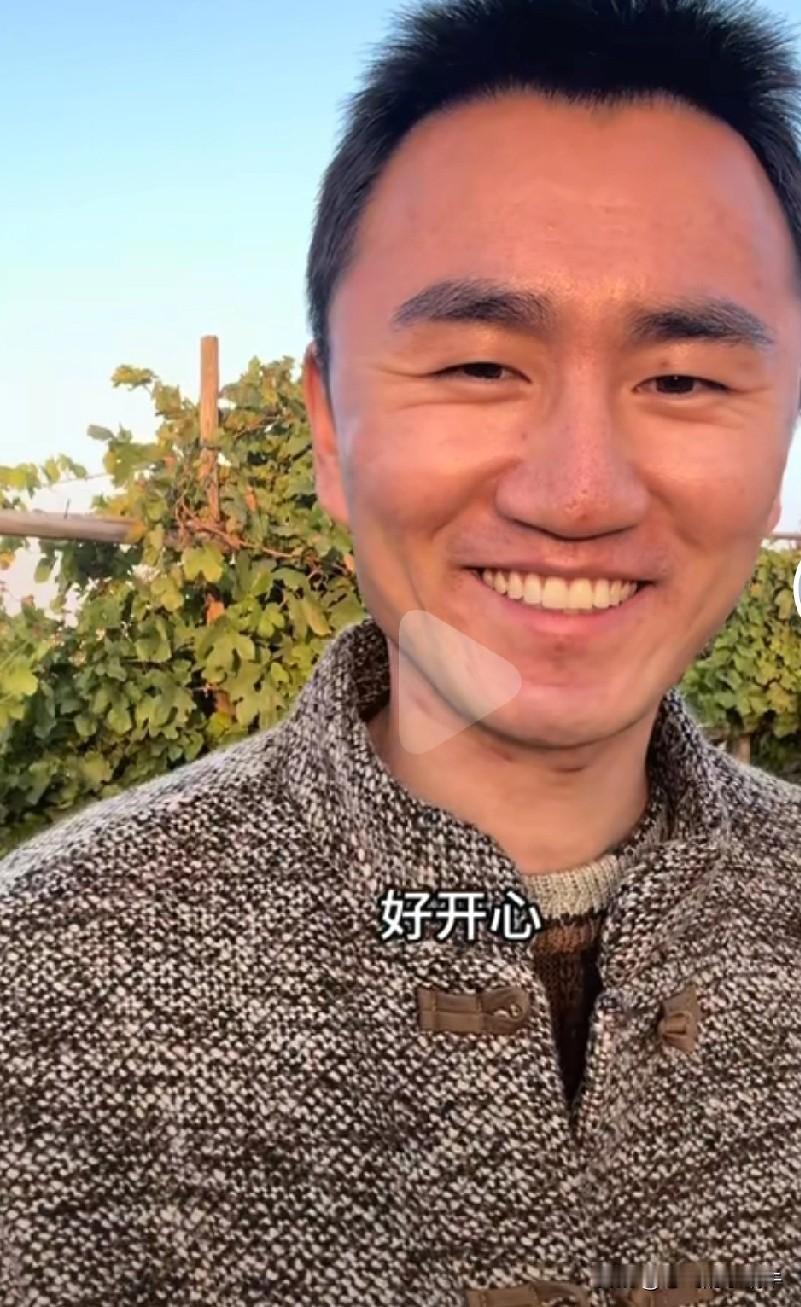 穆萨要接受采访了，车车姐还教他怎么回答，但是穆萨的回答特别真实接地气，就是被裁员