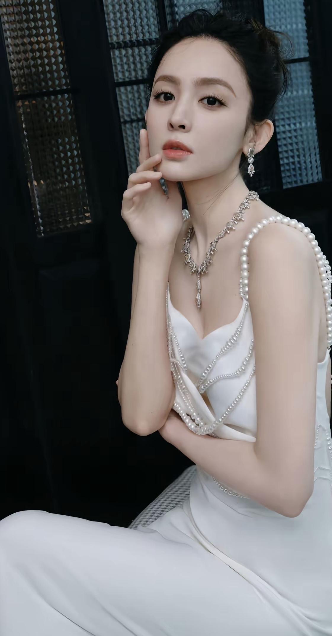 古力娜扎的时尚风格一向以高级感和多变性著称，既能驾驭华丽的高定礼服，也能将日常单