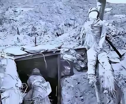 这是美国icon战地记者拍下的两名志愿军战士的遗体。在零下40°的天气里他们还穿