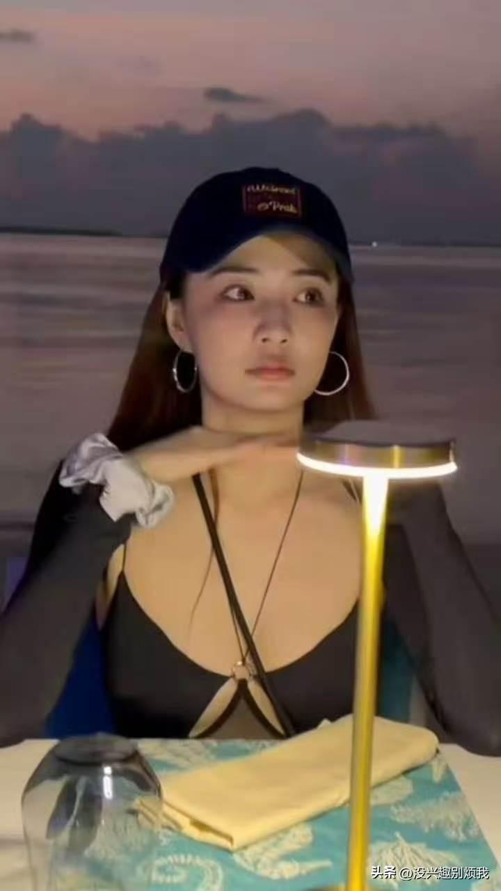 徐璐，马尔代夫夜色海边度假