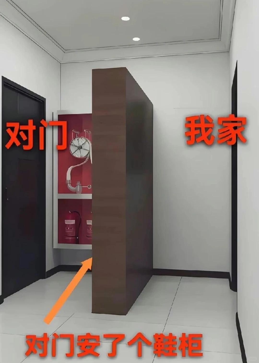 邻居直接在公共走廊安装大鞋柜，不仅挤占通行空间，还把消防柜遮挡住，存在不小安全隐