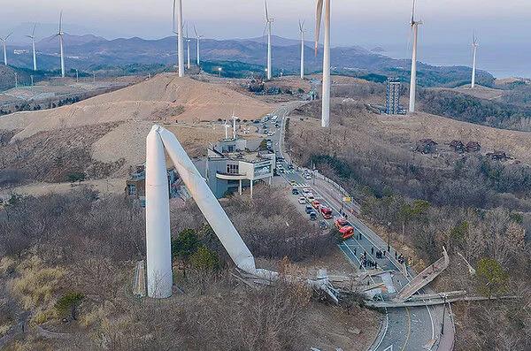 (首尔3日综合电)韩国庆尚北道盈德郡一座风力发电厂发生惊险事故，一台运行中的风力