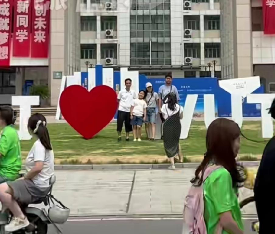 湖北武汉理工大学新生入学，来自广东的一家五口提前两天就来武汉给孩子报到！

这广