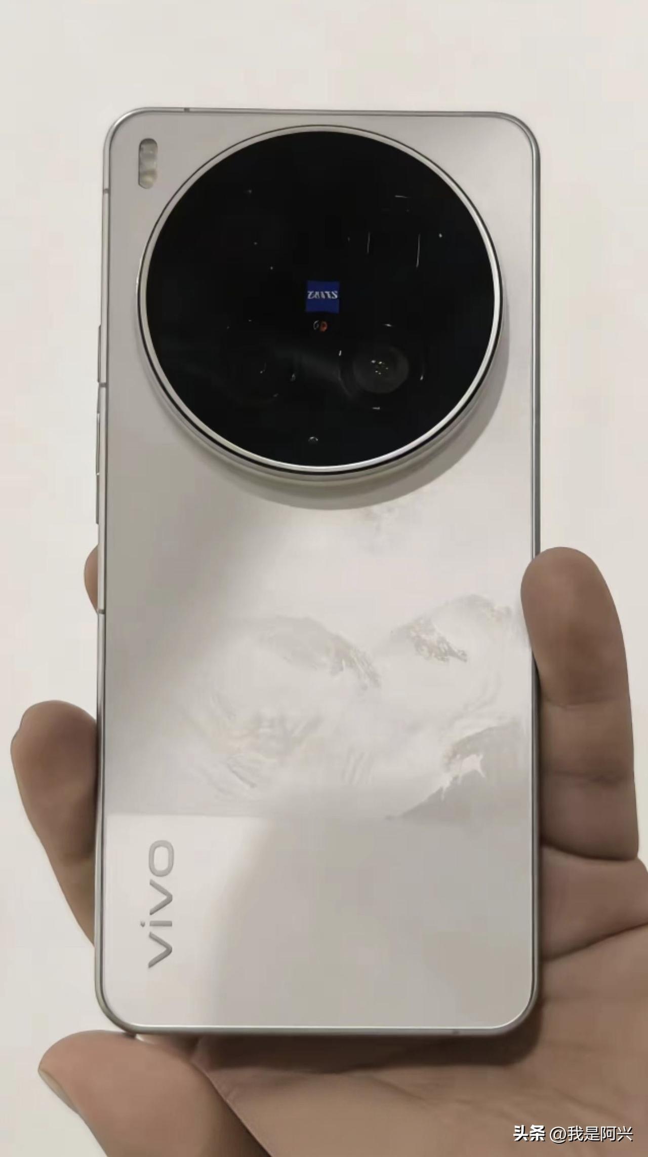 那怕这个白色是下半部分的纯色设计或者上半部分的纹理一体设计也要比现在拼接好看的多