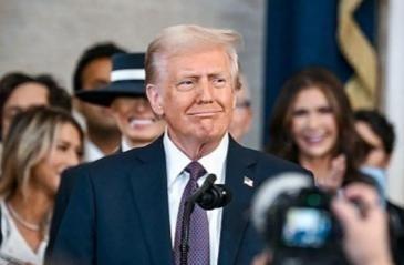 全世界都会看错一个人。这个人就是特朗普，被好多媒体塑造成一个低智、行为不正常、信