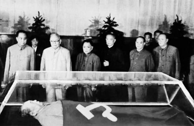 1976年，毛主席去世，当华国锋赶到中南海时，毛主席已无呼吸，情急之下，华国锋迅