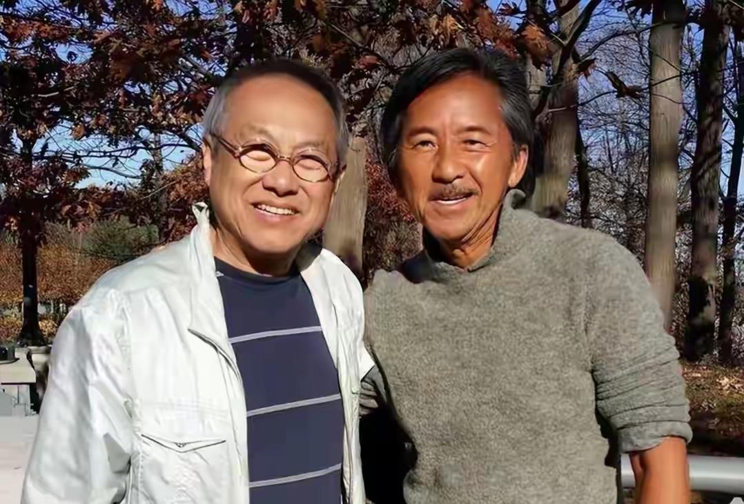 两位老朋友在公园里开心地合影。40岁年轻，70岁也一样。两位老友公园合影。花丛中