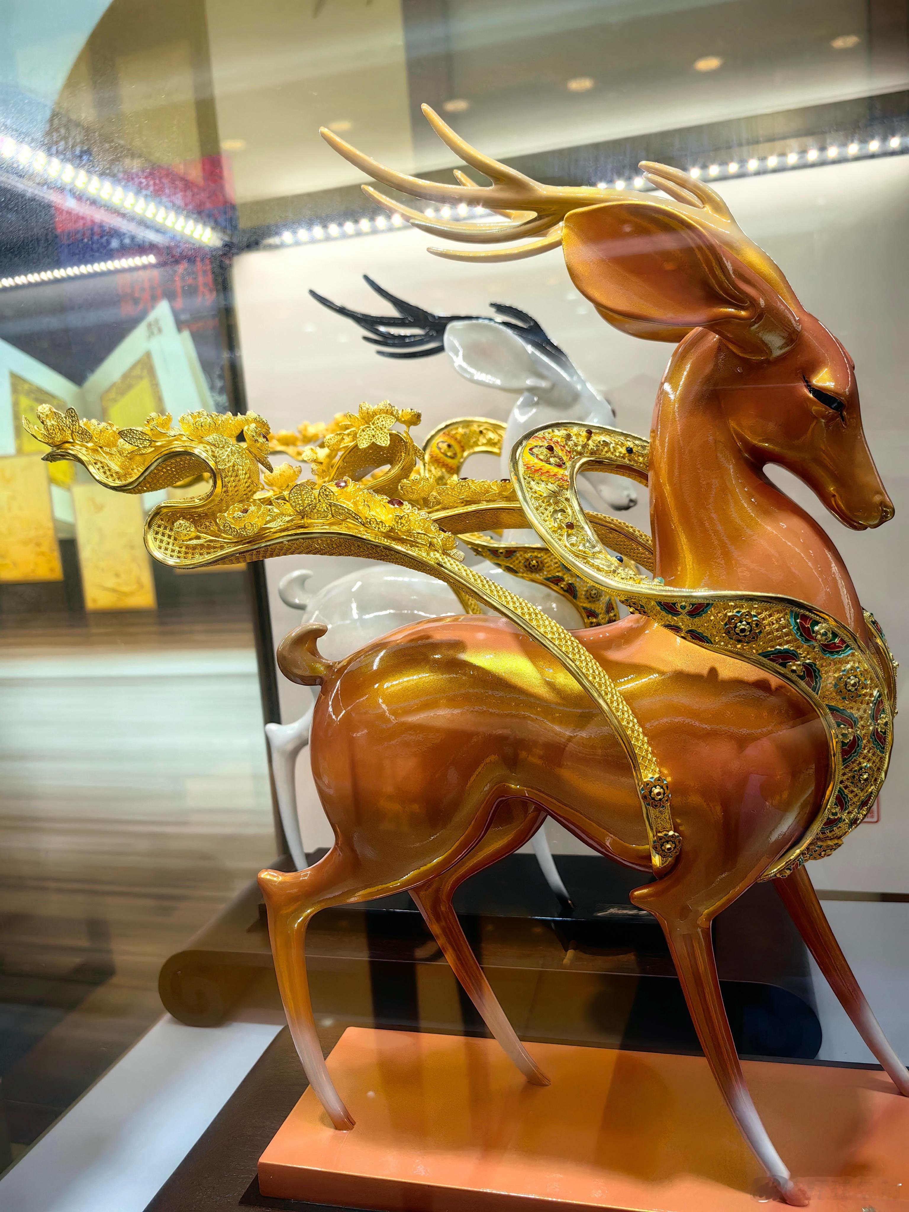 黄金金价年轻人攒黄金真的会上瘾【国际金价年内涨超70%】现货黄金首次涨破4500