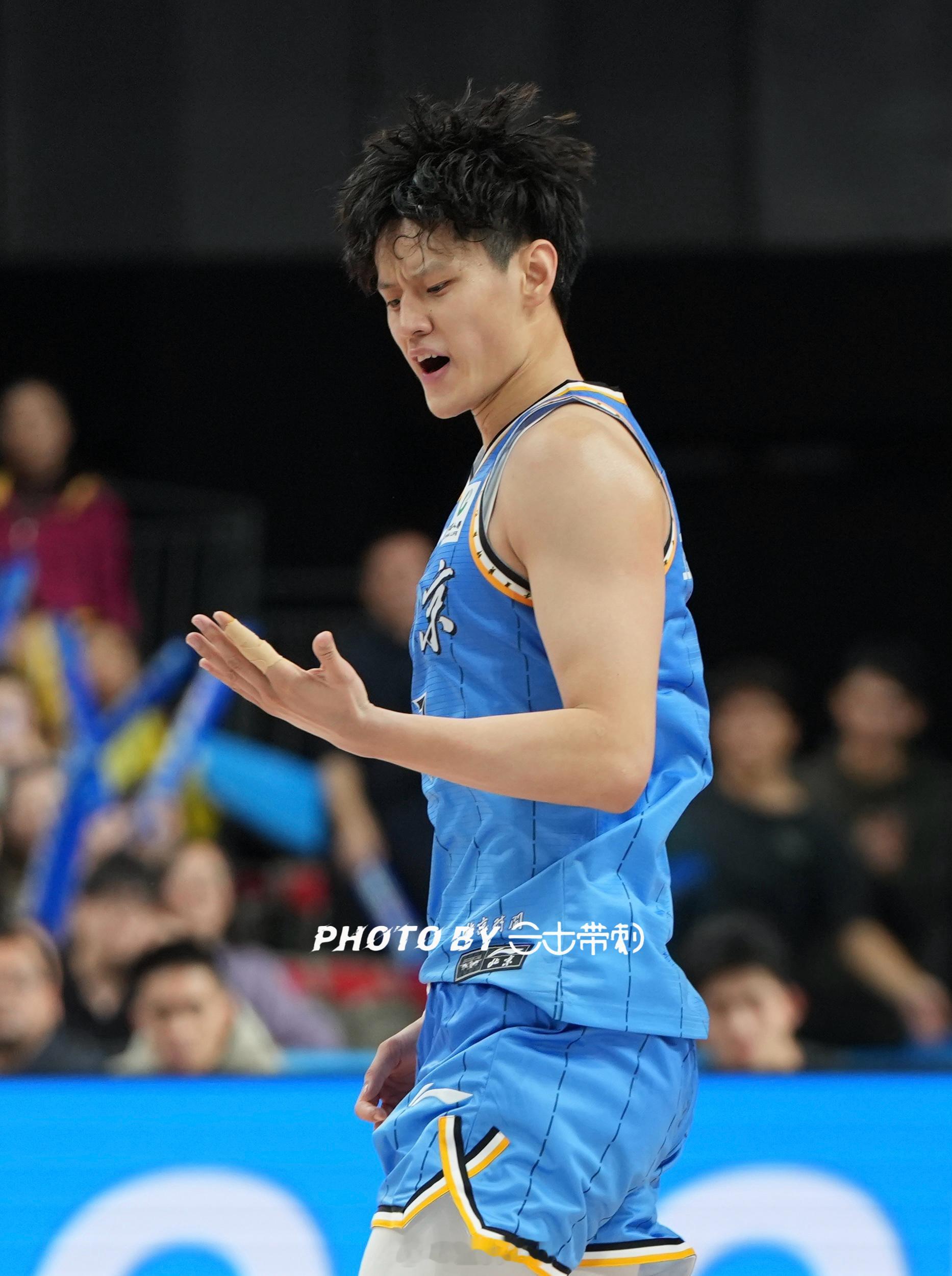 北京男篮vs广东男篮曾凡博 我发现，爱酱研究了一个新的庆祝动作！今晚，还是爱酱的