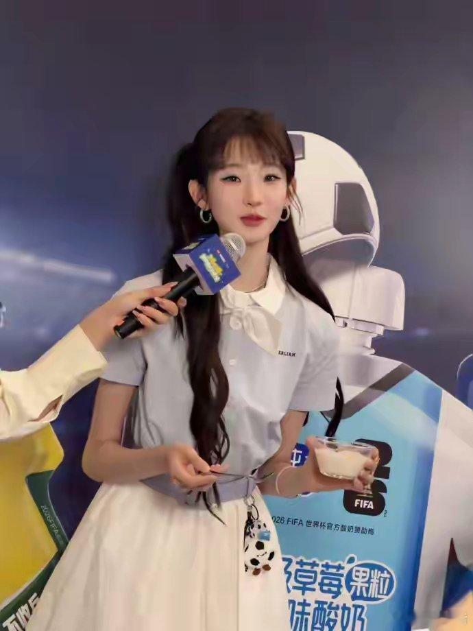 张艺凡今日线下活动美照，小短裙穿搭活力满满，真是个甜妹 