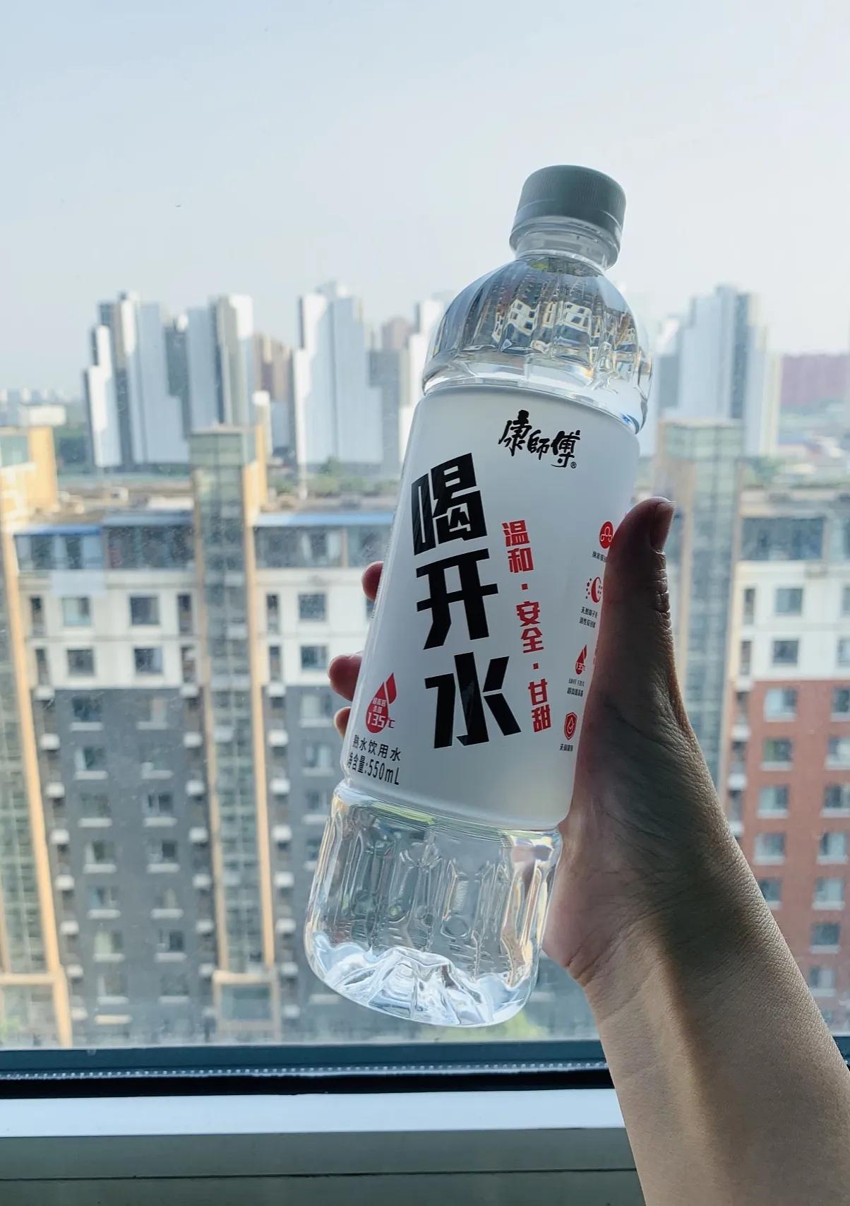 弱弱地问一句，
这个矿泉水的配方为什么就一个字:“水”? 
跟普通的矿泉水不一样
