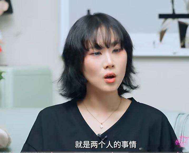 窦佳嫄去年才收到窦唯第一个红包窦佳嫄在播客节目中透露，去年生日才收到父亲窦唯发来