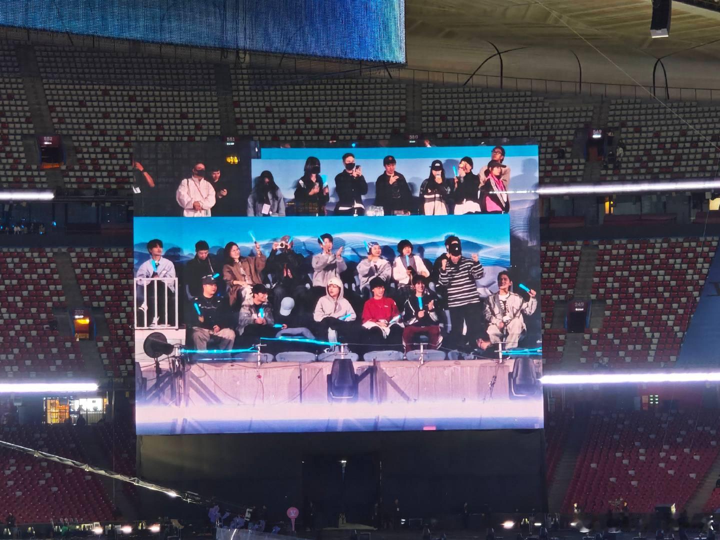 王铮亮陆虎俞灏明坐上了张杰花车王铮亮陆虎俞灏明看张杰演唱会 王铮亮陆虎俞灏明坐上