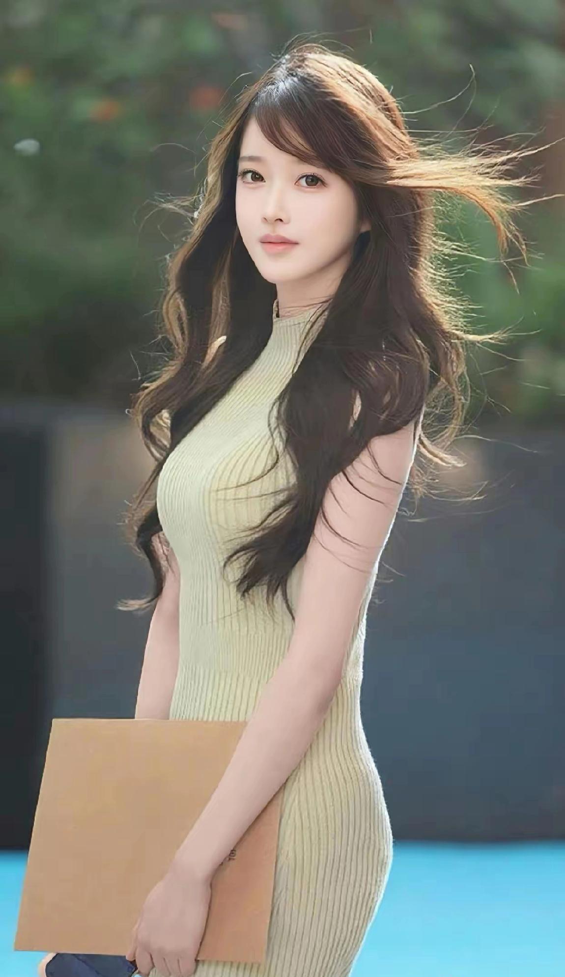 优雅女神风，浅黄色连衣裙，手拿文件夹，自信满满！💄👗💼 你们见过最美的女子