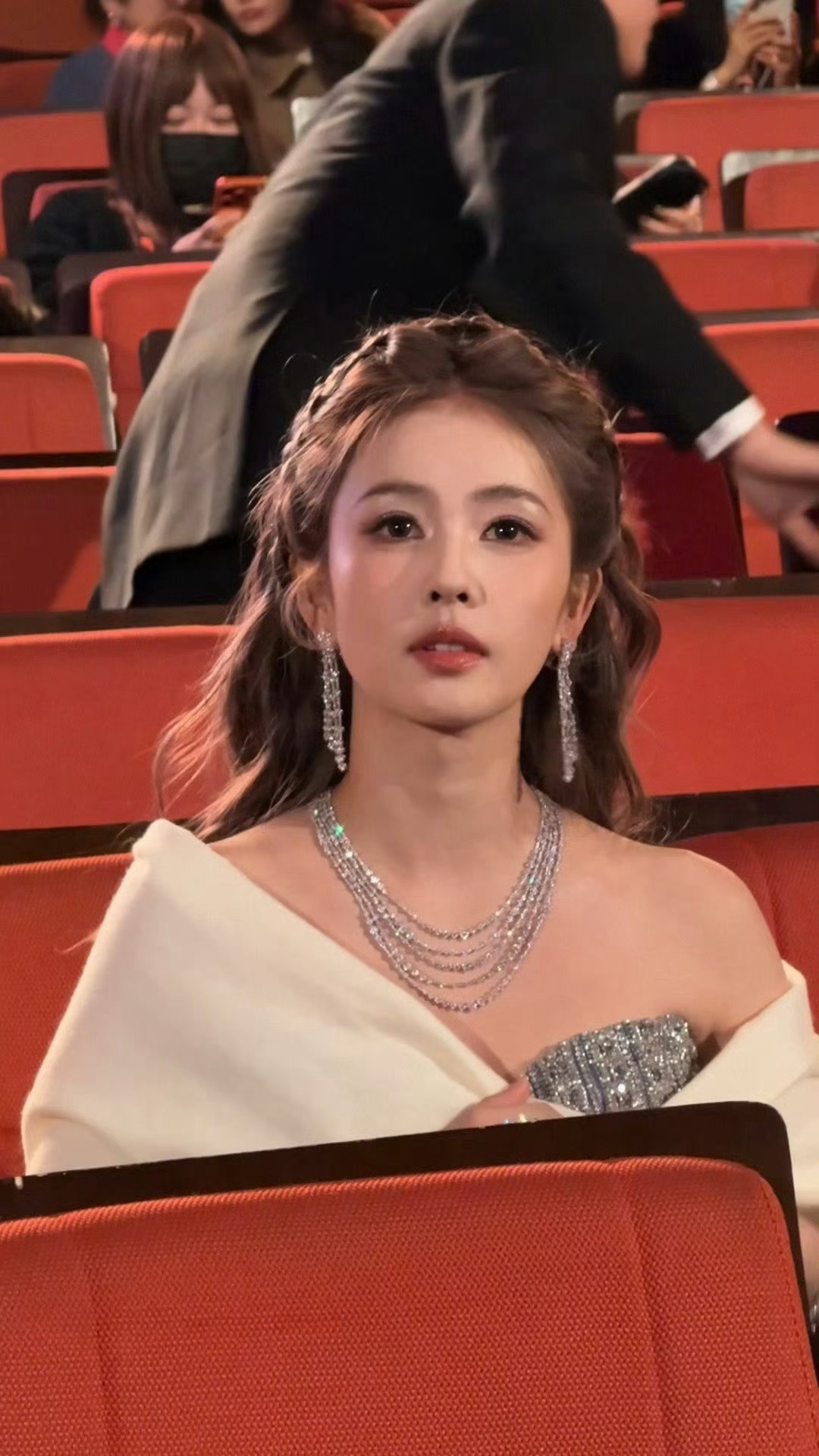 微博视界大会内场白鹿落座对视新路透，这也太有氛围感了吧！[太开心] ​​​