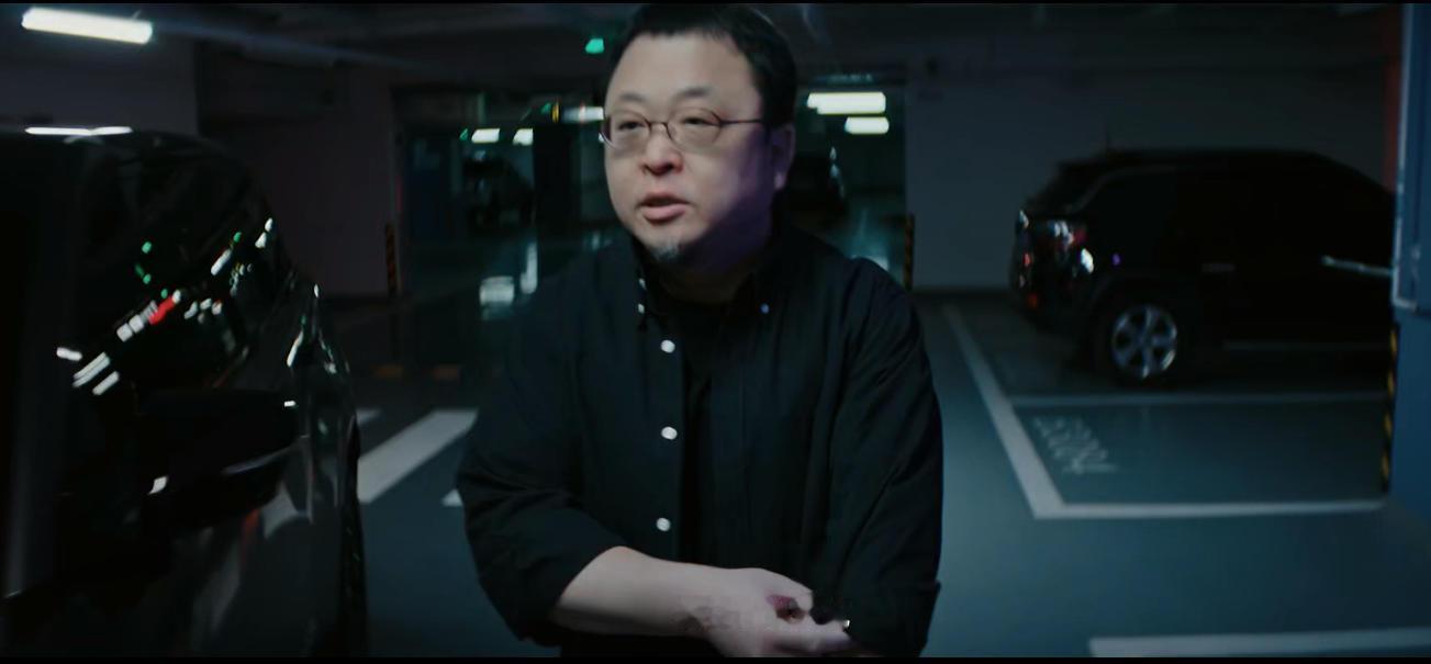 名场面+1，居然能看到罗永浩开车，开的还是，老罗在停车场这一幕从从容容柔韧有余，