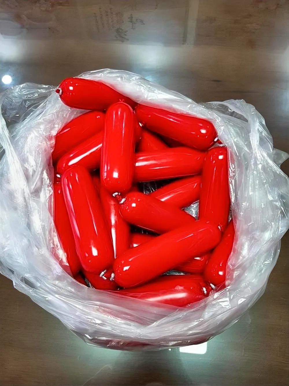 这是我妈妈在菜市场亲手灌制的火腿肠，与众不同的是，通常人们灌的是香肠，而我妈妈却