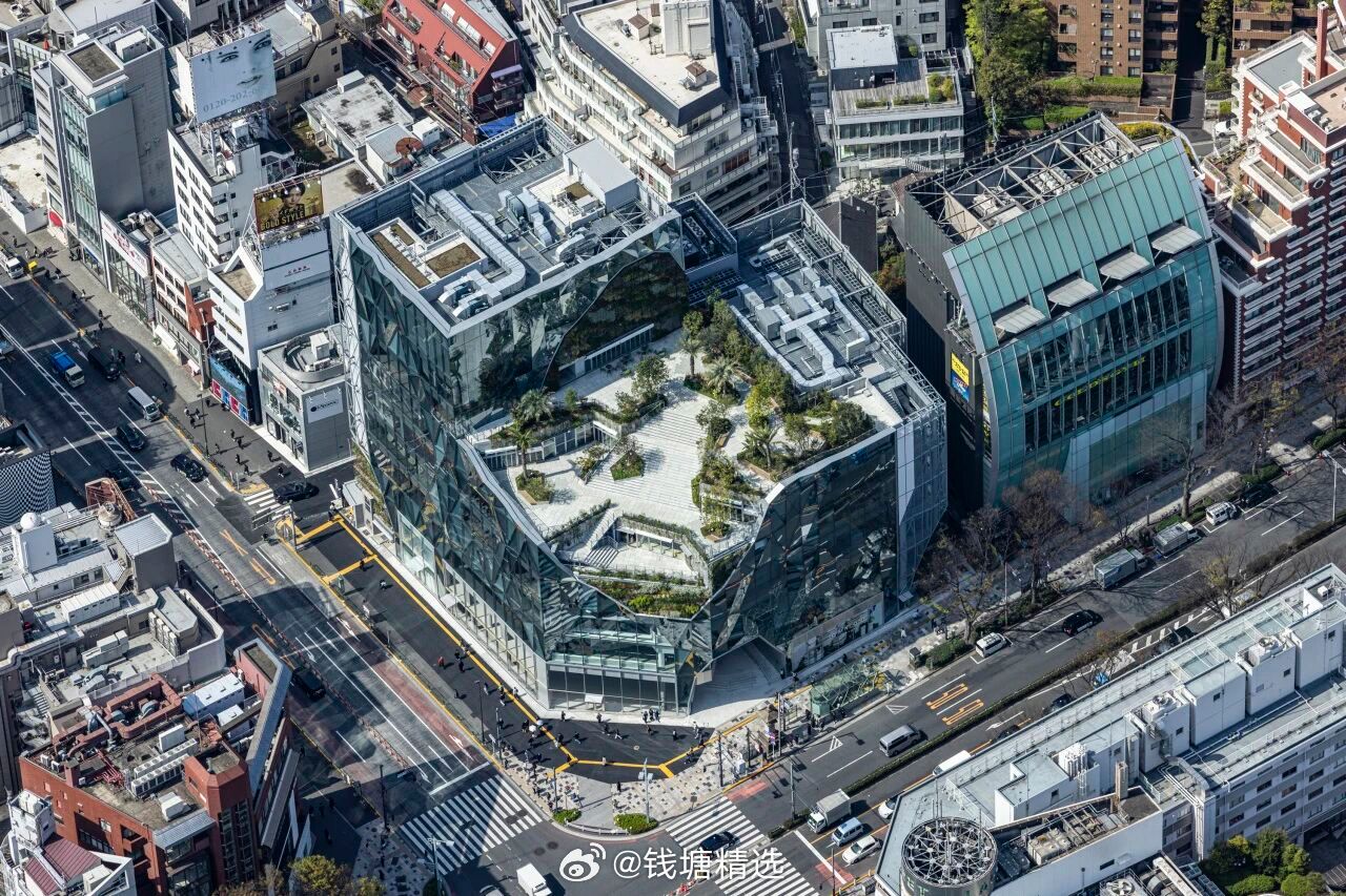 由日建设计的原宿SQUARE，坐落于东京原宿明治大道与表参道交叉口的街角。通过削