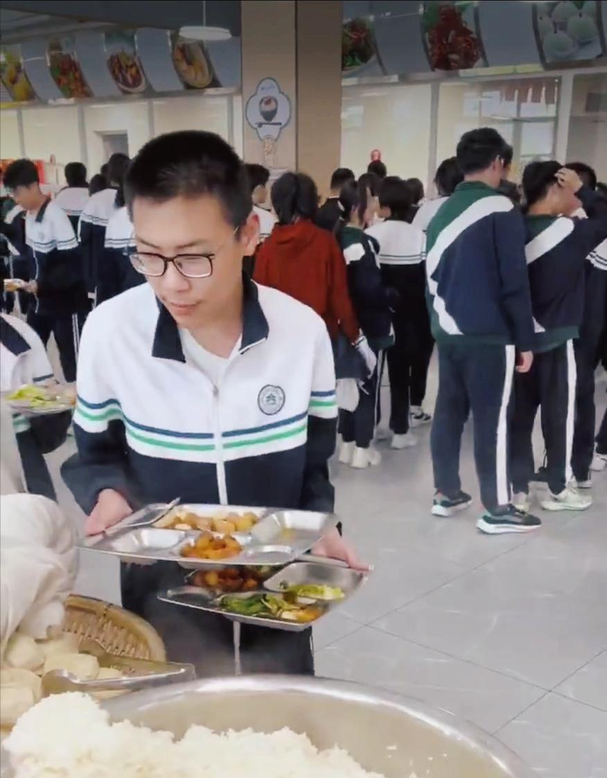 看到中国学生端着大盘大盘的菜，吃着大份大份米饭，日本网友多少有点心理不平衡了。