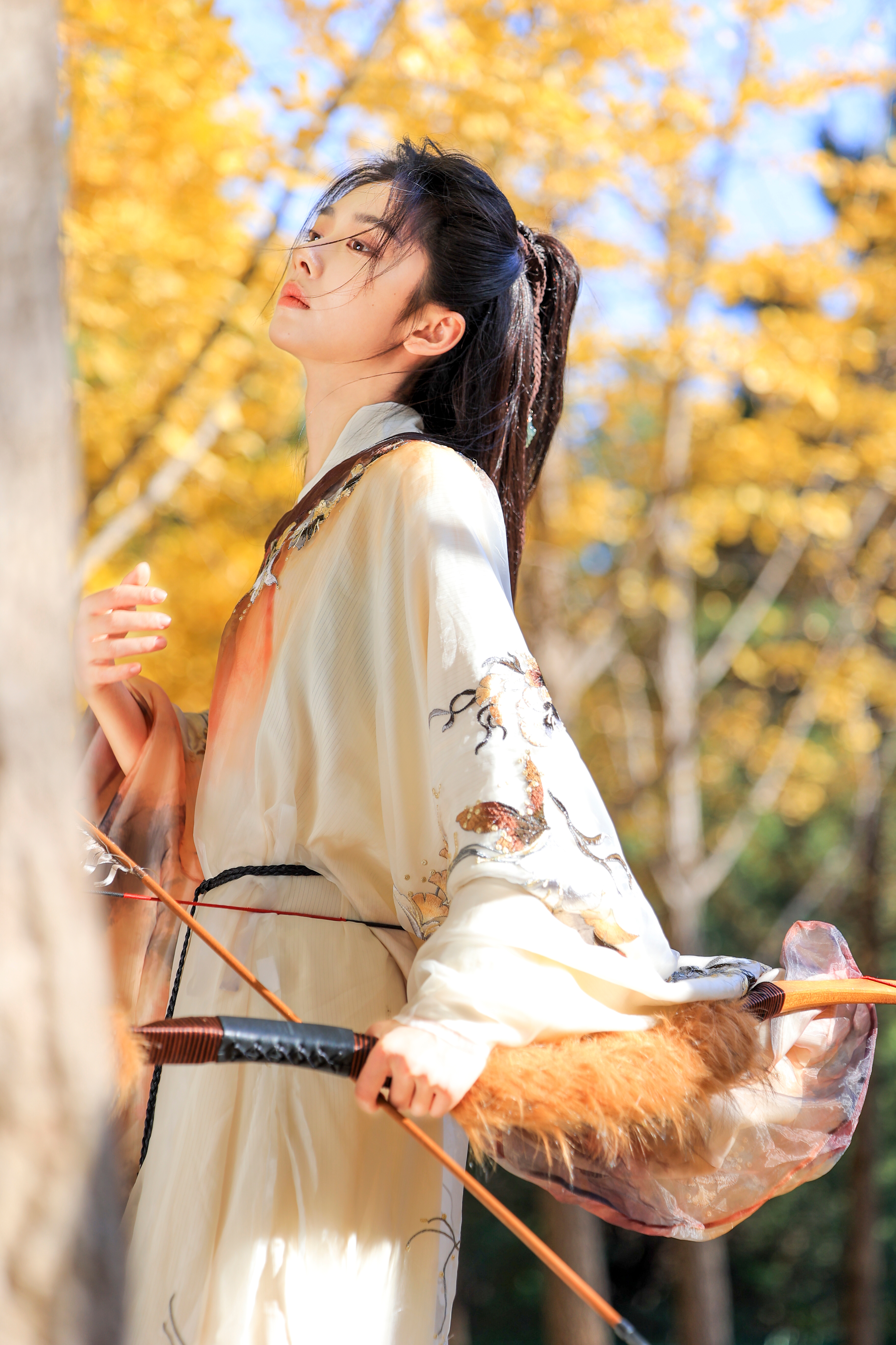 #王影璐银杏长袍#王影璐这一次造型真的惊艳感满满，女扮男装满满的秀气，银杏长袍显