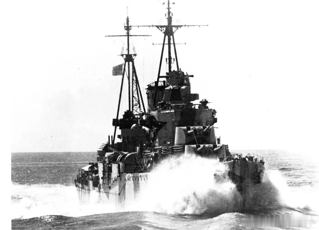 在地中海乘风破浪的阿贾克斯号轻巡洋舰，她以拉普拉塔河口海战中与友舰一起重创斯佩伯