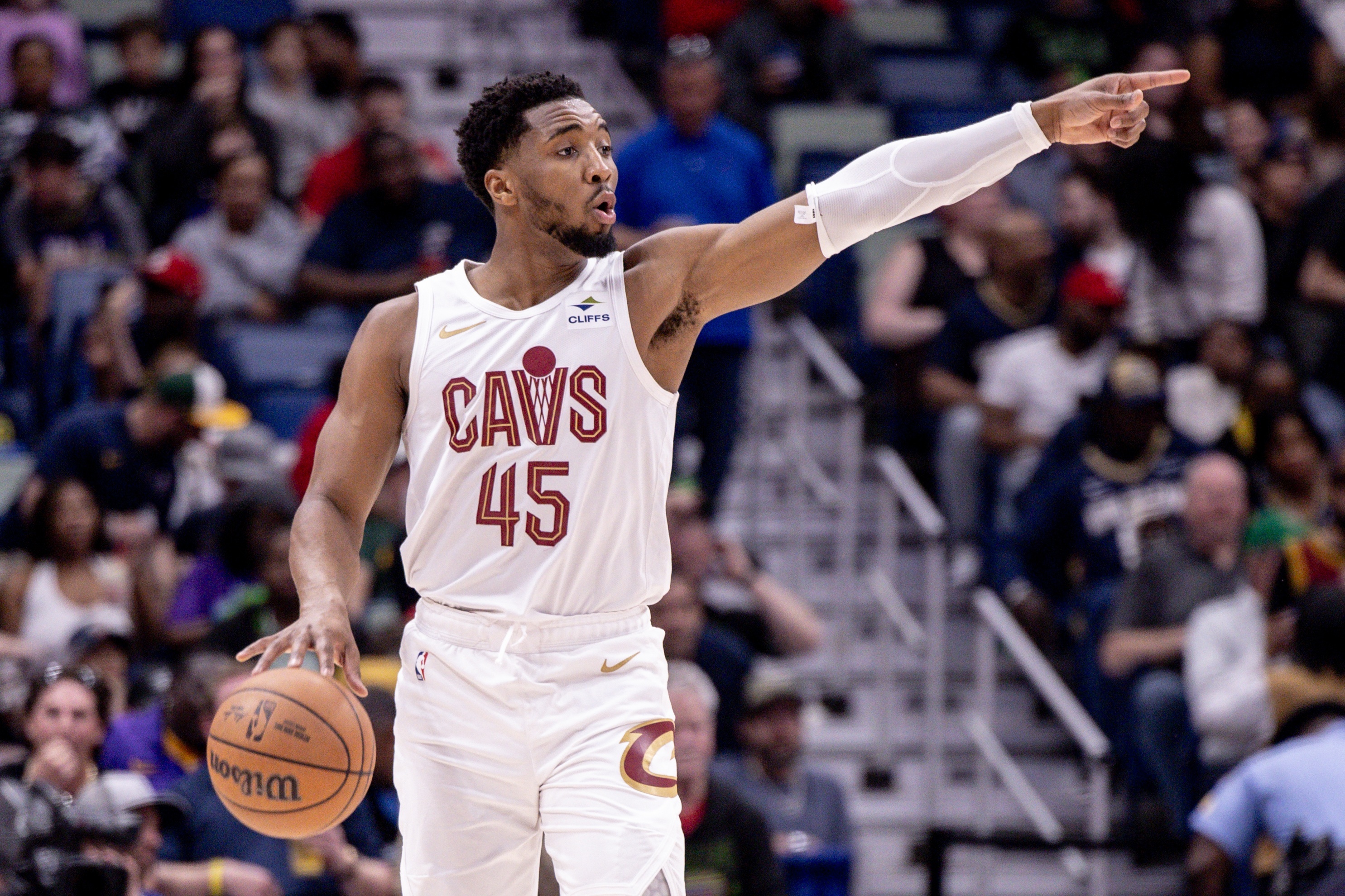 钟意米切尔的球队越来越相信，如果骑士不能与米切尔提前续约，他们将被迫在未来几个月