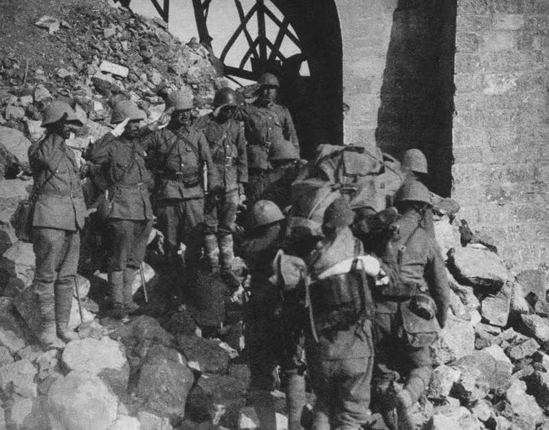 图一应该是1937年12月，南京城破，日寇抬着毙命士兵尸体经过，其他士兵敬礼的场