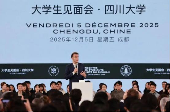 2025年12月5号下午，四川大学体育馆周边的人潮比平时密集了好几倍。不用特意打