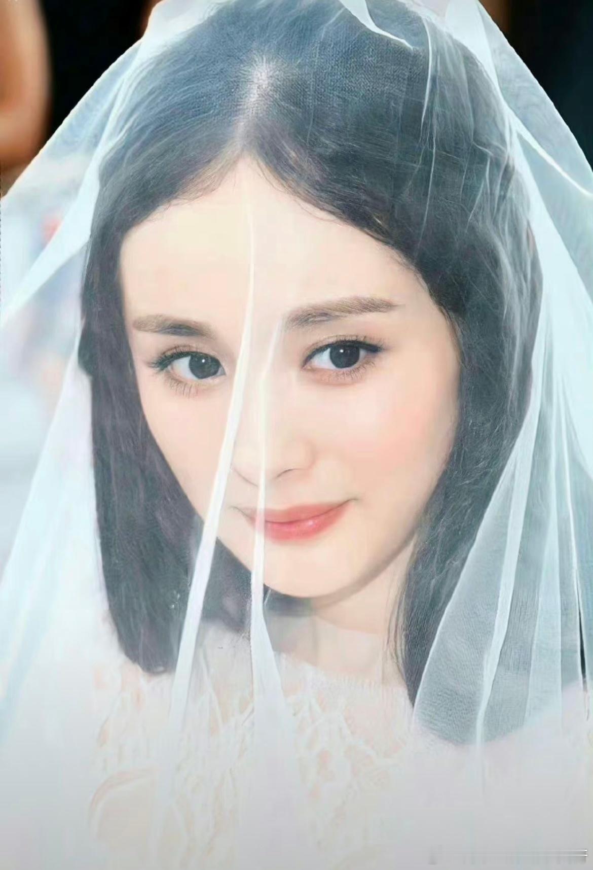 最朴素的婚纱，却是杨幂当年为爱冲锋陷阵的证明，现在再看婚纱照还是会被杨幂的颜值震