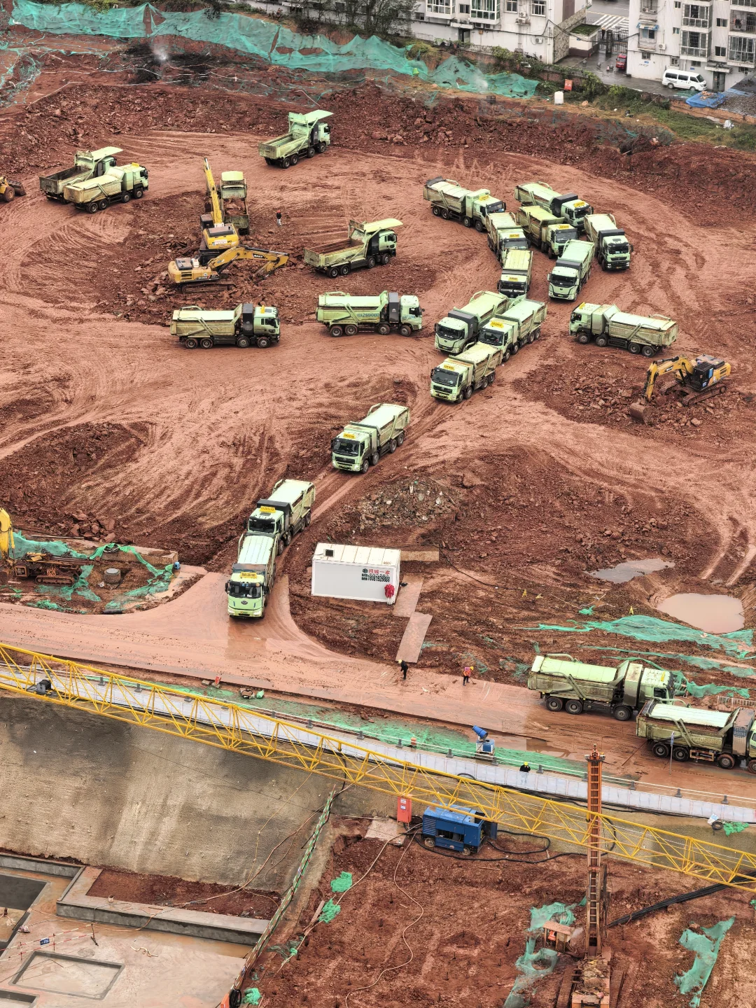 莫名觉得楼下工地的车车有点可爱