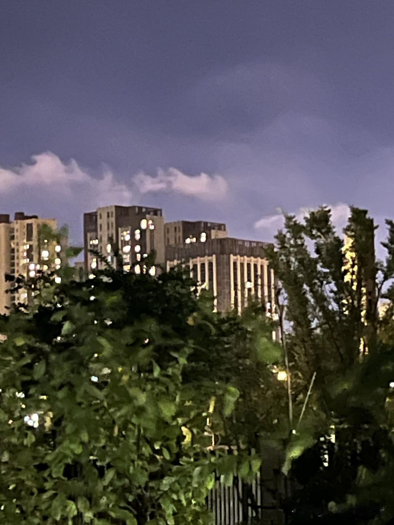 夏日里的夜空，高楼里闪烁的灯光与夜幕下的云说着悄悄话。