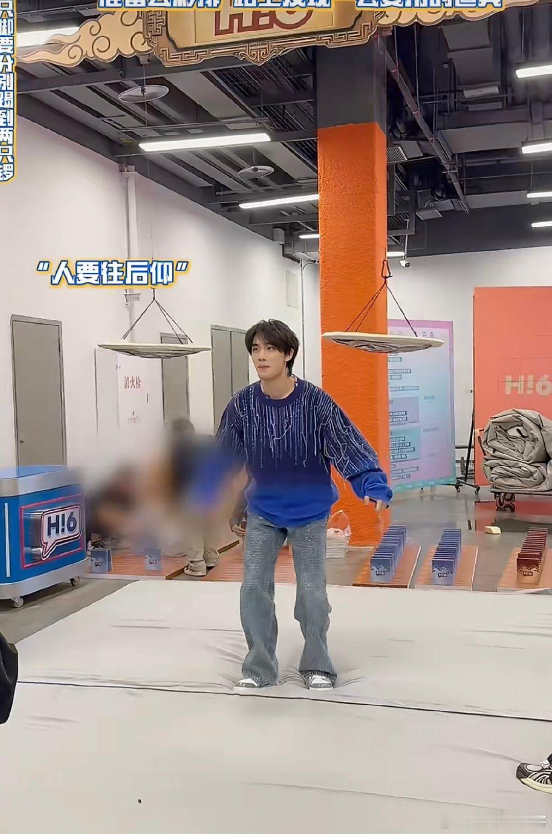 丁程鑫hi6后台花絮丁程鑫试玩游戏连摔两次 丁程鑫的后台日常也太治愈了！试玩游戏