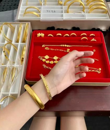 昨晚才知道，住楼上的阿姨金镯子差点在菜市场被捋走。她吓坏了，说那小偷的手法快得吓