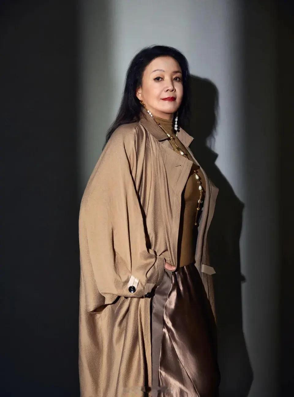 66岁的张兰，以她那知性魅力，悄然登上了《芭莎男士》的封面。成为了当下最令人瞩目